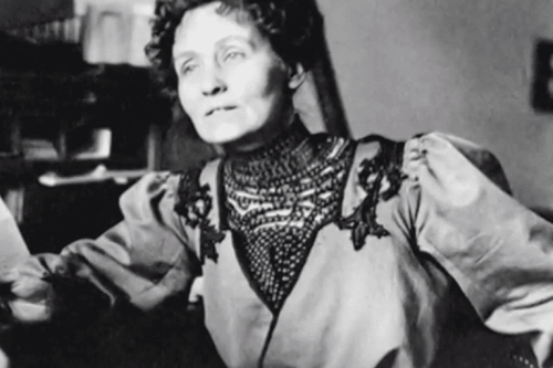 Ein Schwarzweißfoto von Emmeline Pankhurst.