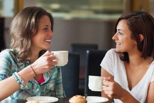 jemandem vertrauen - 2 Frauen beim Kaffeetrinken