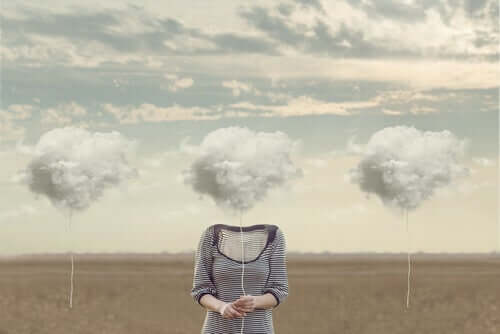 liquide Moderne - Frau mit Kopf aus Wolken
