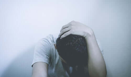 sensorische Deprivation - Mann mit gesenktem Kopf
