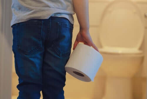 Enkopresis - Kind mit Toilettenpapier