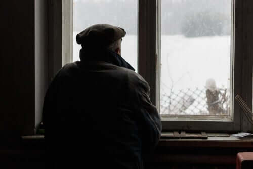 Gedächtnisverlust - alter Mann schaut aus dem Fenster