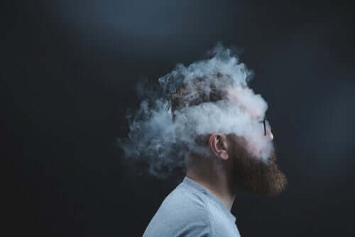 Mann mit Kopf in einer Rauchwolke.
