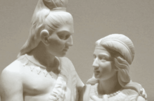 Eine Skulptur eines Mannes und einer Frau.