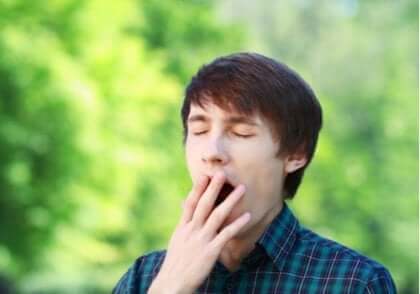 Ein Kerl, der draußen gähnt.