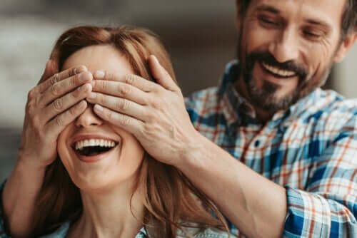 Ein Mann überrascht eine Frau.