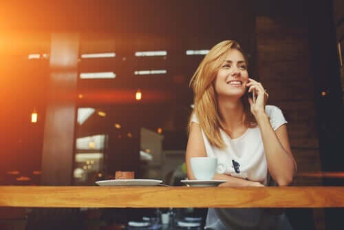 Eine Frau, die glücklich am Telefon spricht.