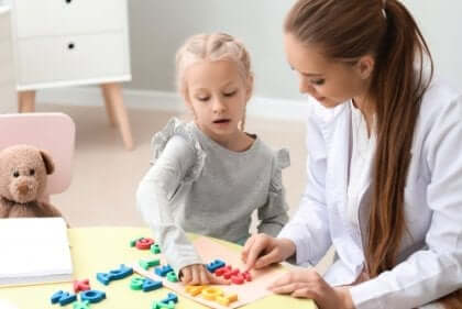 Die spezifische Sprachentwicklunsstörung tritt bei Kindern mit Lernverzögerungen oder Behinderungen auf.