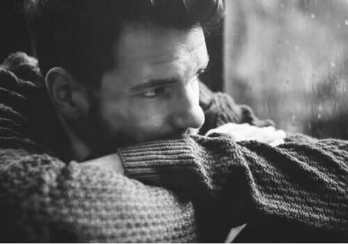 Ein Mann schaut nach draußen und denkt nach.