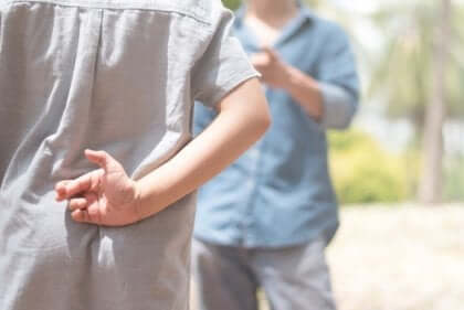 Ein Mann erzählt Notlügen.