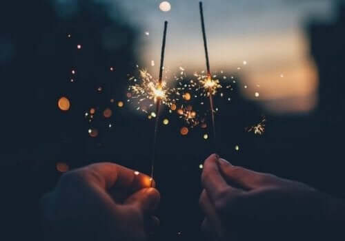 Eine Person, die mit Wunderkerzen spielt.