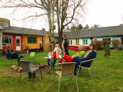 Cohousing - Menschen im Garten