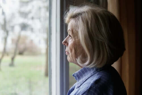 Sundowning-Syndrom - Frau sieht aus dem Fenster