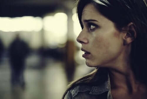 Taijin Kyofusho - verängstigte Frau