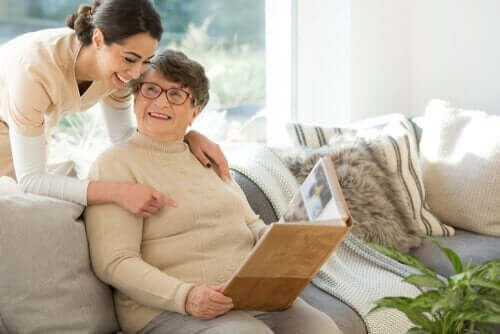 neuropsychologischen Rehabilitation - Therapeutin mit älterer Frau
