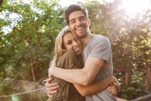 selbstzerstörerische Verhaltensweisen - glückliches Paar umarmt sich