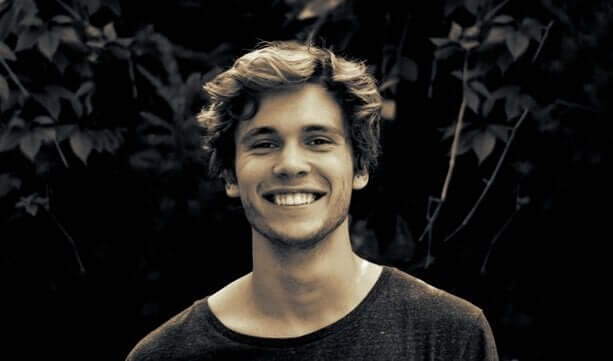 über Vorurteile - lächelnder junger Mann