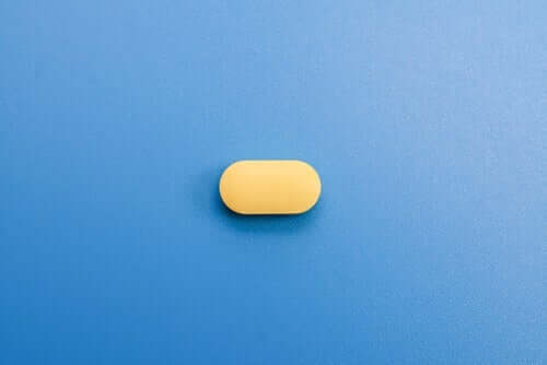 Agomelatin - gelbe Tablette auf blauem Untergrund