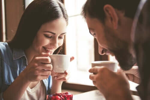 Anziehung - Paar beim Kaffeetrinken