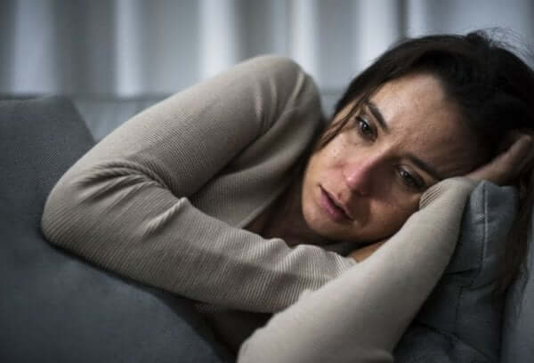 Frauen und Depressionen - weinende Frau auf einer Couch