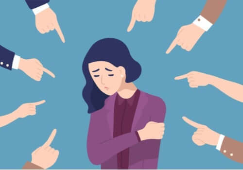 Trigger - viele Finger zeigen auf eine Frau