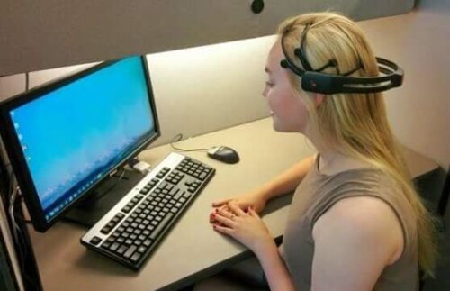 neuropsychologischen Rehabilitation - Mädchen am Computer