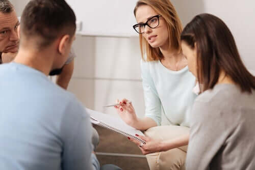 psychosoziale Intervention - Therapeutin mit Patienten