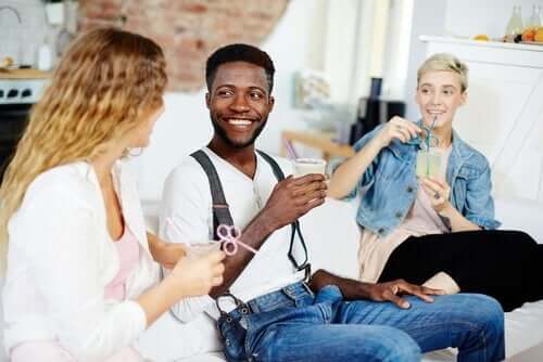 deine Schüchternheit - 3 Menschen auf einer Couch