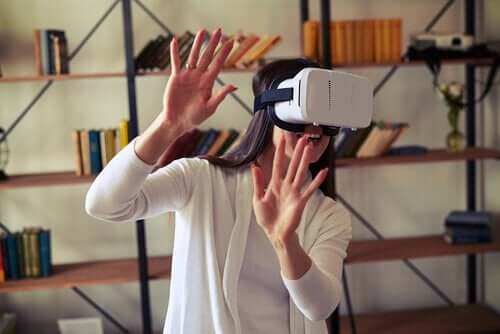 neuropsychologischen Rehabilitation - Frau mit VR Brille