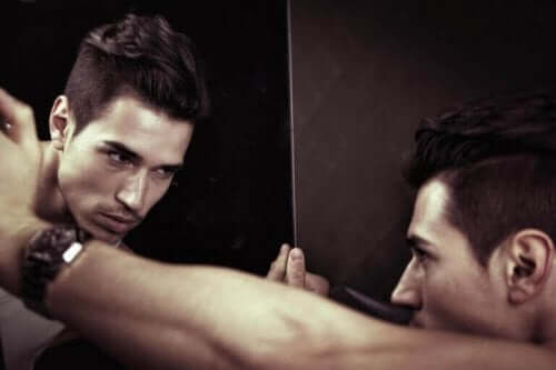 Ein narzisstischer Mann, der in den Spiegel schaut.