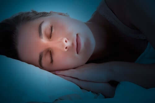 Tief und fest schlafende Frau. Serotonin  und Schlafzyklus.