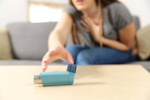 Asthma - Frau greift nach Inhalator