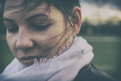 Glück und Angst - Frau im Wind