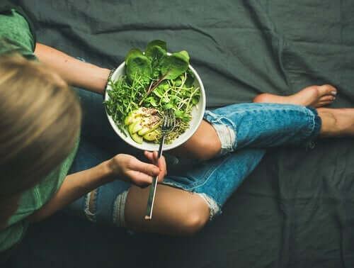 bewusstes Essen - Frau isst Salat