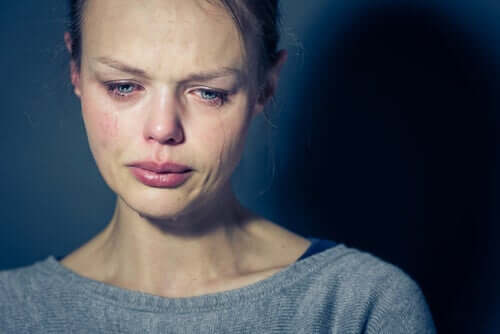 destruktiver Stolz - weinende Frau