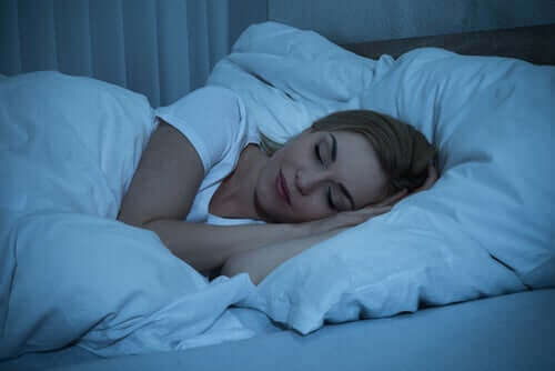 schläfst - schlafende Frau im Bett