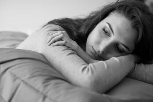 Beziehung einsam - traurige junge Frau