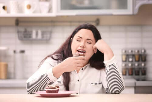 Fettleibigkeit - eine Frau isst Muffins