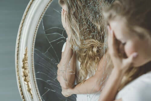 Glück und Angst - Frau vor einem zerbrochenen Spiegel
