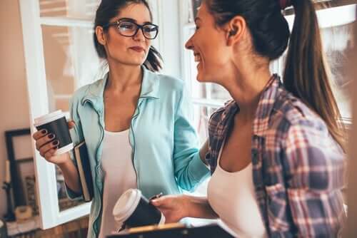 Singles - Frauen beim Kaffeetrinken