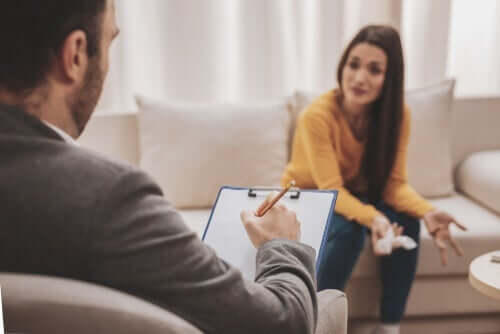 destruktiver Stolz - Therapeut mit Patientin