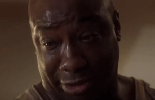In einer hasserfüllten Umgebung, in der Menschen Waffen tragen, töten und ihre Macht missbrauchen, ist John Coffey fast wie ein Wunder.