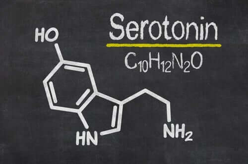 Serotonin zählt zur Gruppe der Monoamine.