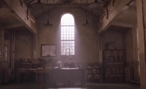 Die Hauptfigur ist ein Gefängniswärter namens Paul Edgecomb. Seine Aufgabe ist es, die Gefangenen in der Todeszelle des Cold Mountain Penitentiary in den 1930er Jahren in Louisiana zu überwachen.