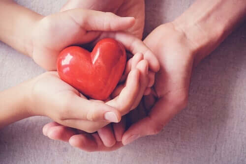 Entwicklung von Empathie - vier Hände halten ein Herz