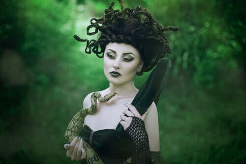 Medusa und Perseus - Medusa mit Schlange