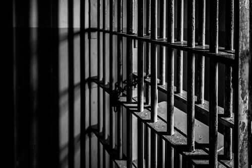 Sozialarbeiter - Zellentür