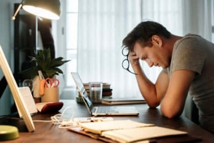 arbeitsbedingte Erschöpfung - erschöpfter Mann