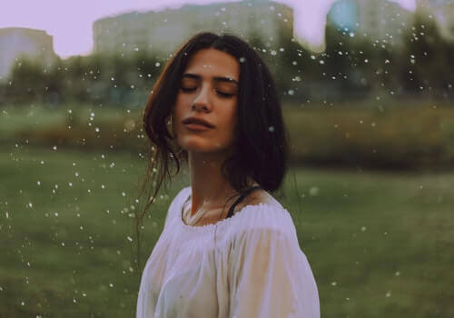 außerkörperliche Erfahrungen - Frau im Regen