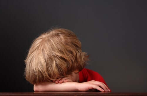 emotionales Wohlbefinden - trauriges Kind